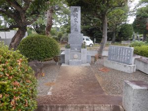 今日は多磨霊園で建墓でした。近くに故三島由紀夫の墓「平岡家之墓」があります。よく手入れされた立派な墓所です。